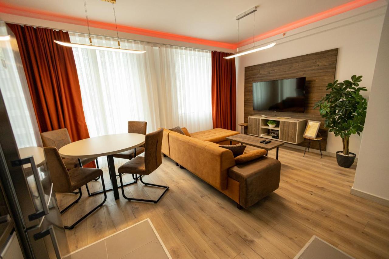 19Th & 18Th Floor Secure Apartments With Pool & Fitness & Parking Included In Price Skopje Exteriér fotografie